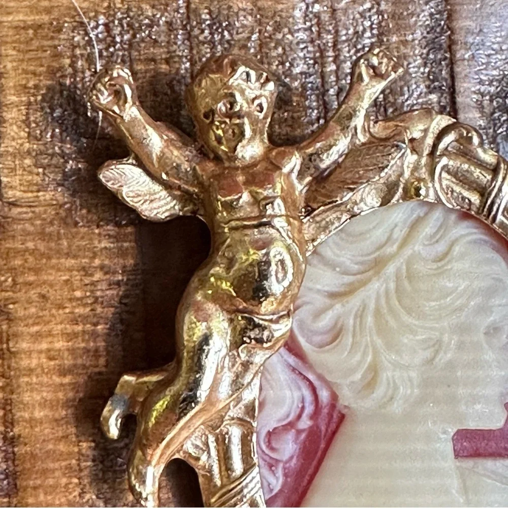 Vintage Estate Signed Raffine Victorian Carved Cameo Brooch Pin Gold With Angel